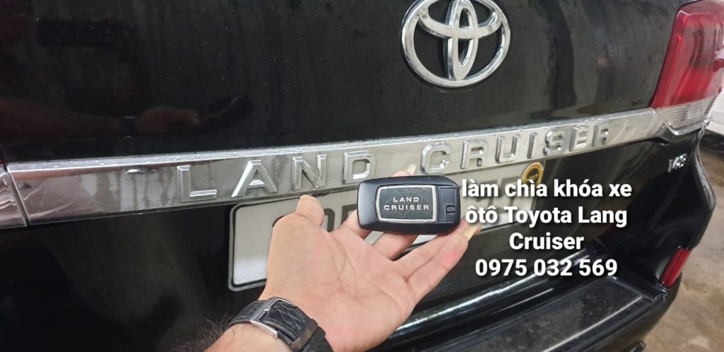 Lam chia khoa o to Toyota Land Cruise